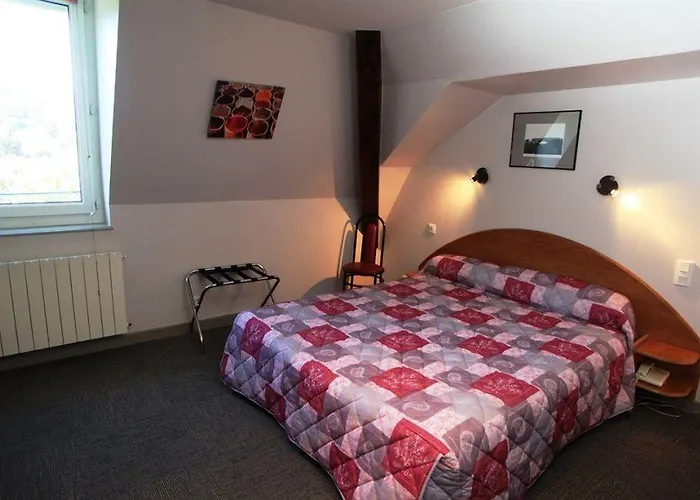 De L'aviation Отель Ла-Бурбуль