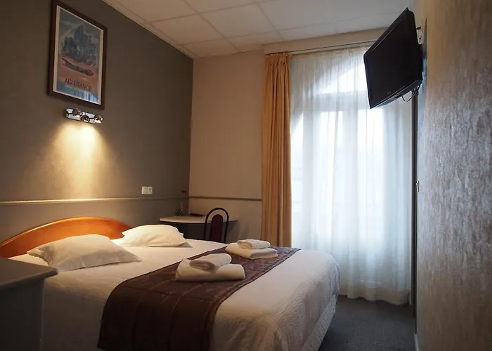 De L'aviation Отель Ла-Бурбуль