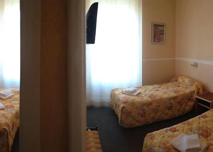 De L'aviation Отель Ла-Бурбуль